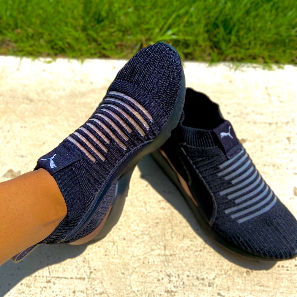 Black fitted pumas